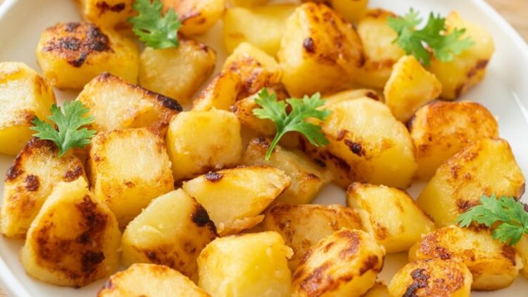 batata sauté no prato com folhas de salsa