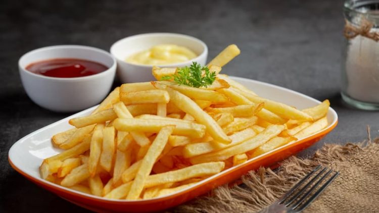 batata frita servida com ketchup e maionese