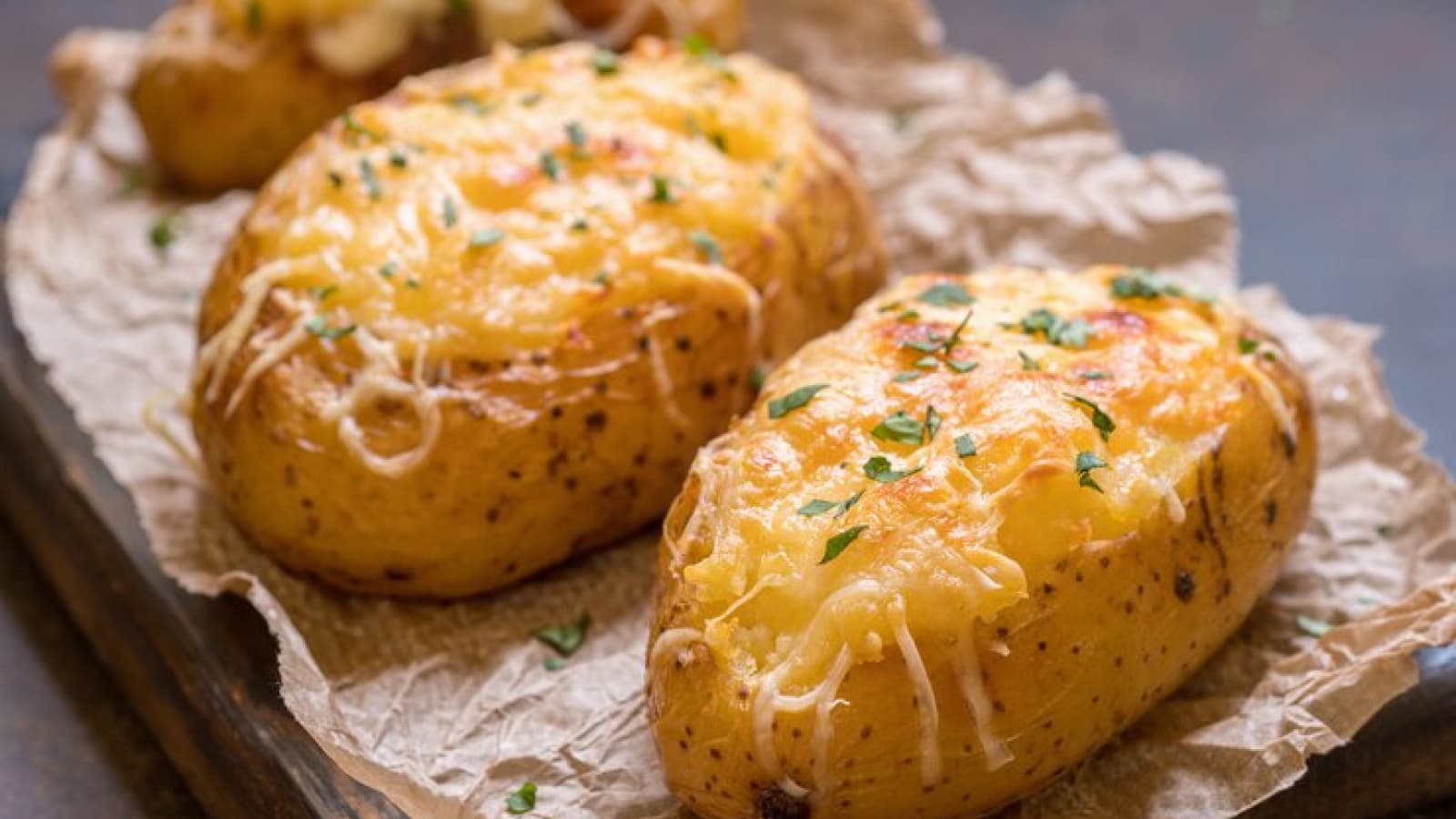 batata recheada de frango com queijo gratinado