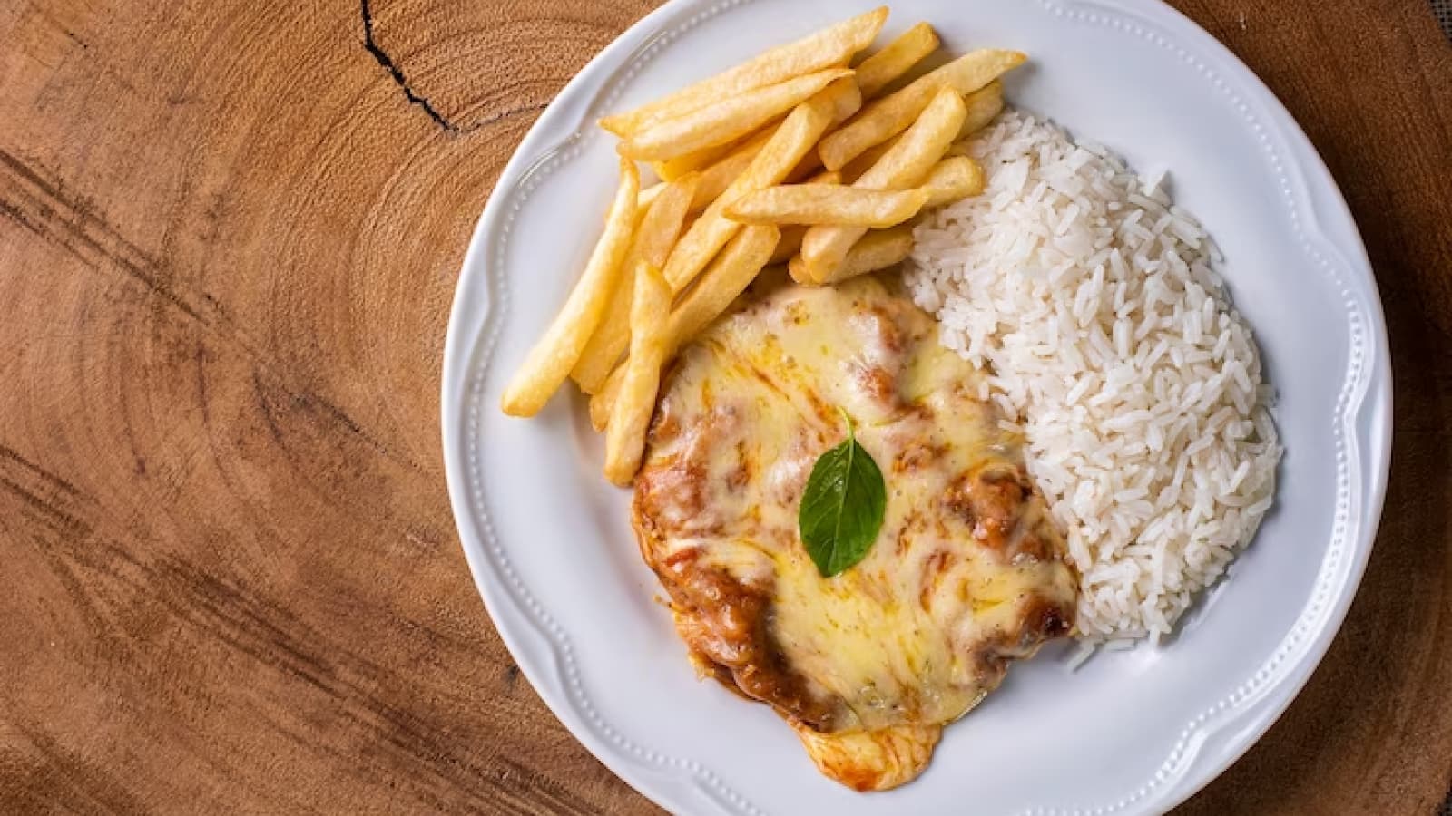 bife a parmegiana acompanhado de arroz e fritas