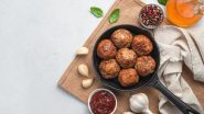 bolinho de carne em uma panela sobre uma tabua de madeira