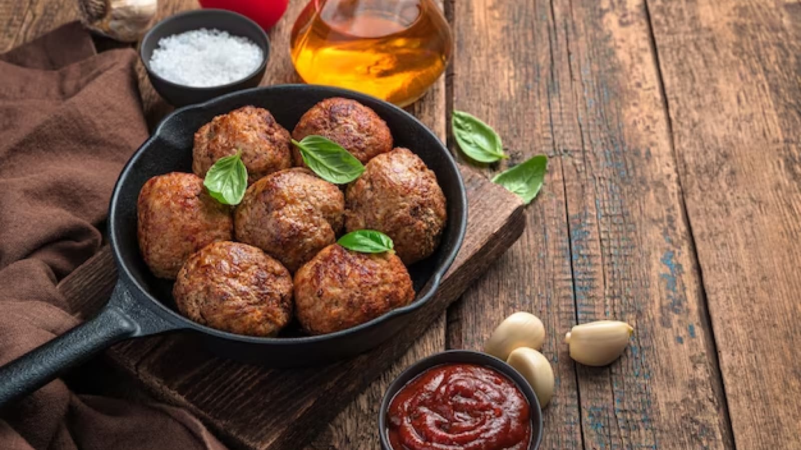 bolinho de carne em uma panela de ferro