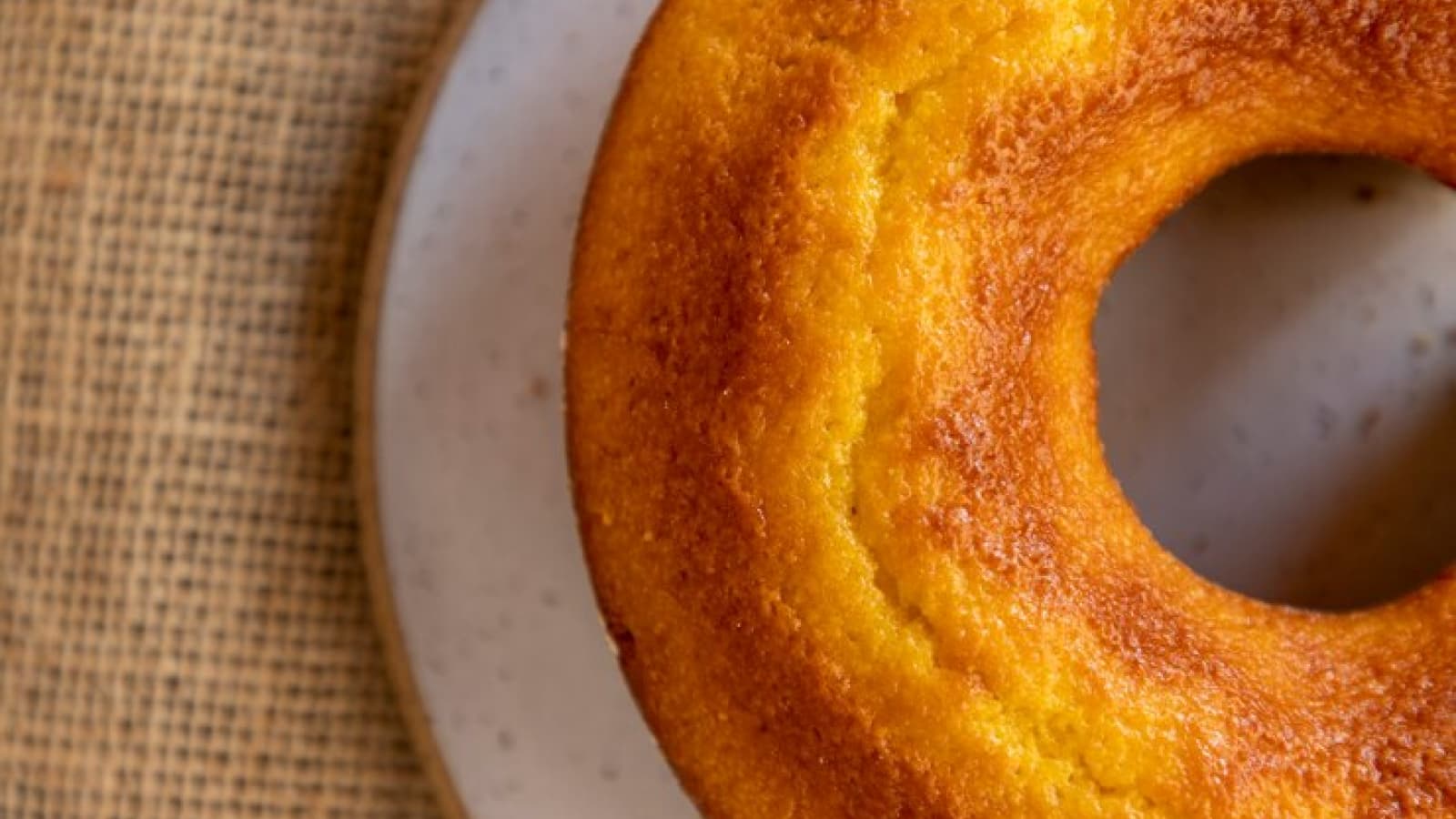 bolo de cenoura visto de cima em prato branco