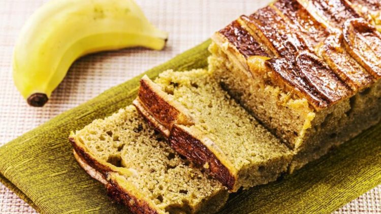 bolo de banana sobre pana com banana ao lado