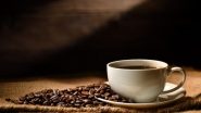 Xícara de café e grãos de café sobre a mesa