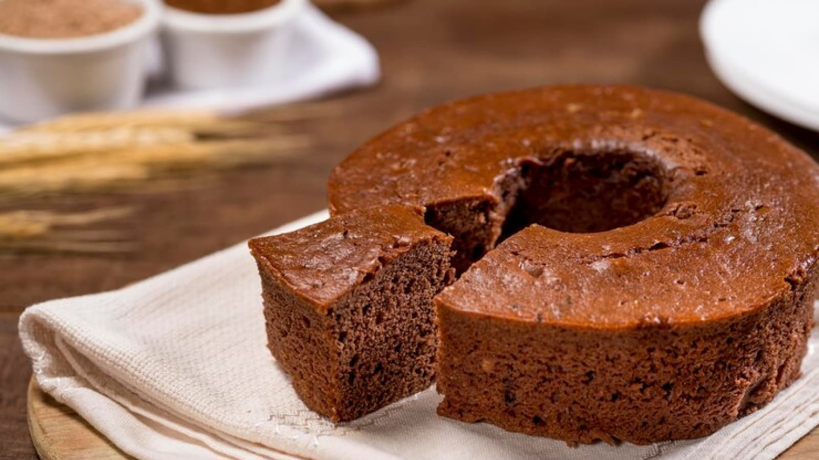 bolo de chocolate fofinho sobre uma toalha