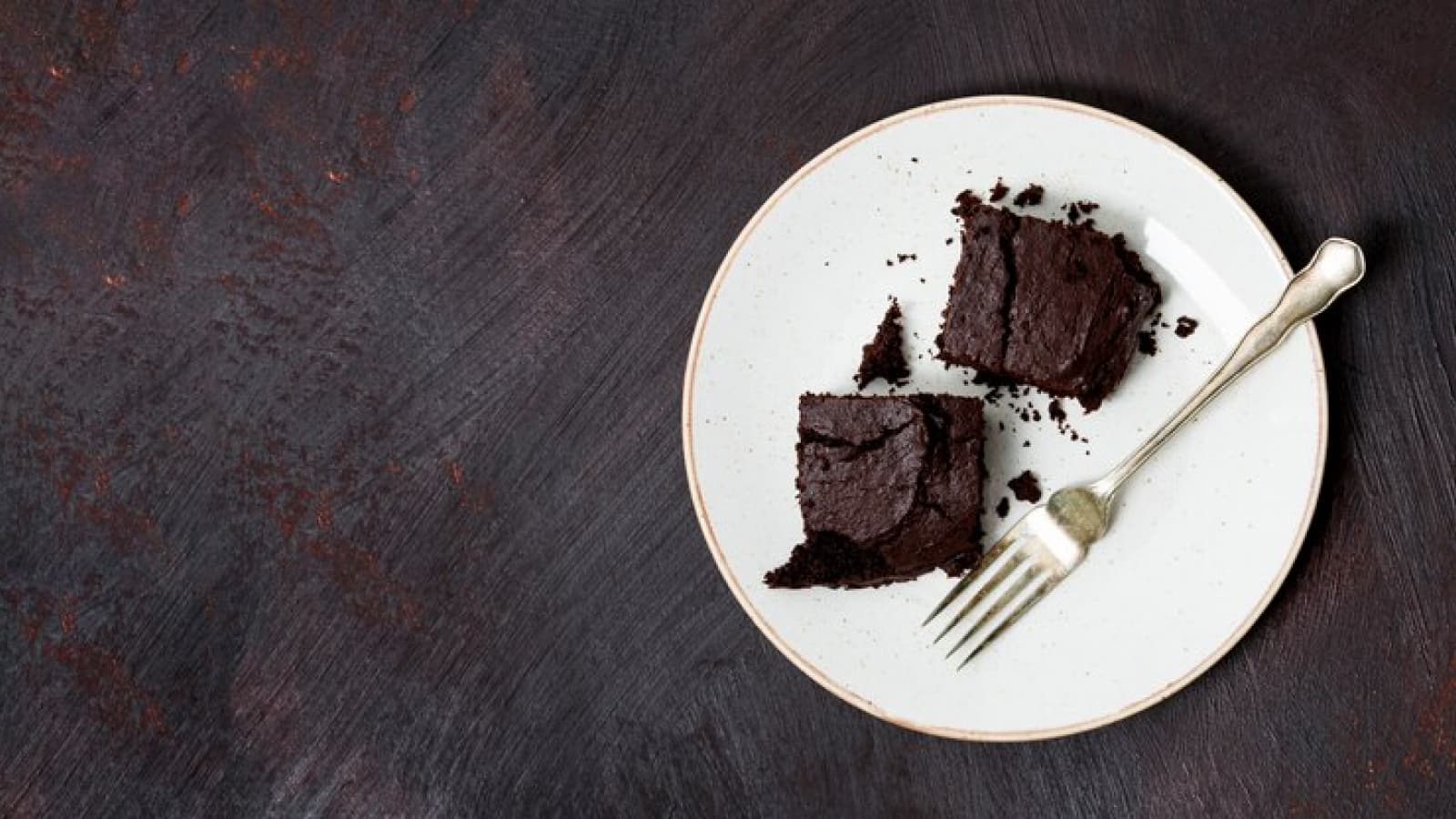 pedaços de bolo de chocolate em um prato branco visto de cima