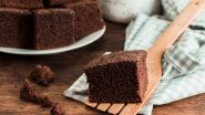 Pedaço de bolo de chocolate em garfo de madeira