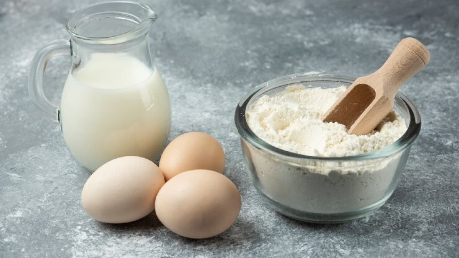 ovos, farinha e leite para fazer um bolo