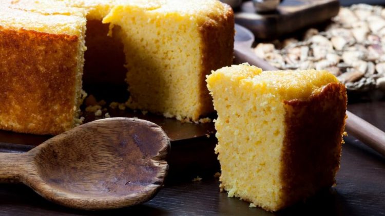 Bolo de maisena fatiado em cima de tábua de madeira