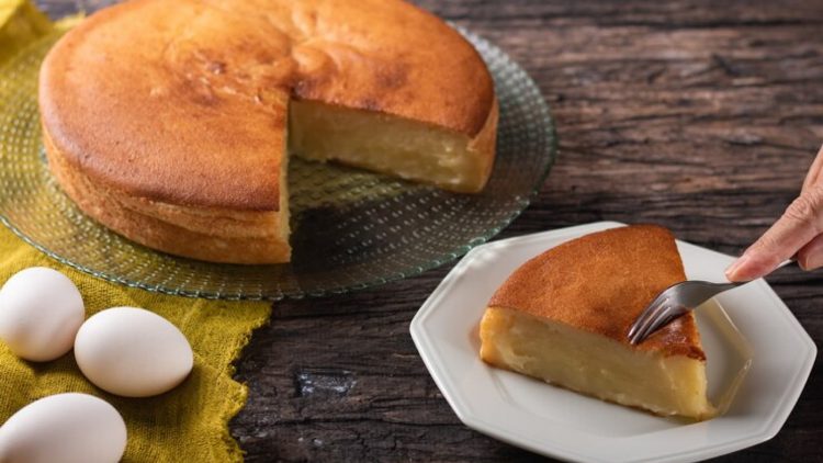 bolo de mandioca em um prato com fatia cortada