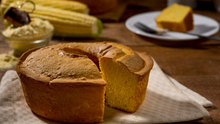 bolo de milho com fatia separada