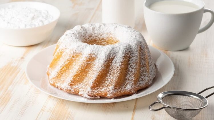 bolo de baunilha com açúcar por cima