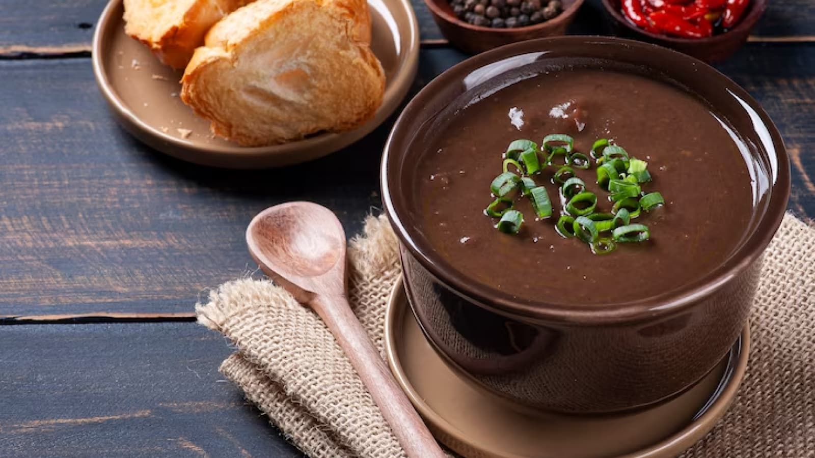 tigela com caldo de feijão e torradas