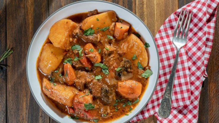 prato visto de cima de batatas cozidas com carne