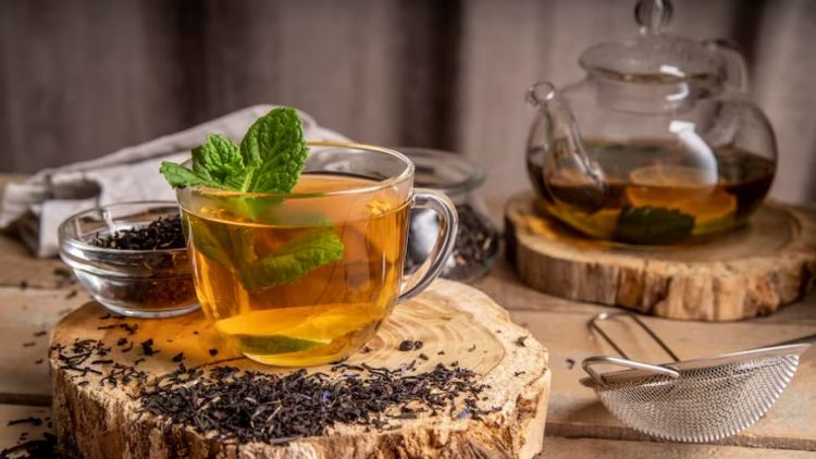 chá mate com folhas de hortelã dentro em cima de tábua de madeira