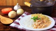 Prato de Estrogonofe acompanhado de arroz e batata palha perto de ingredientes e utensílios