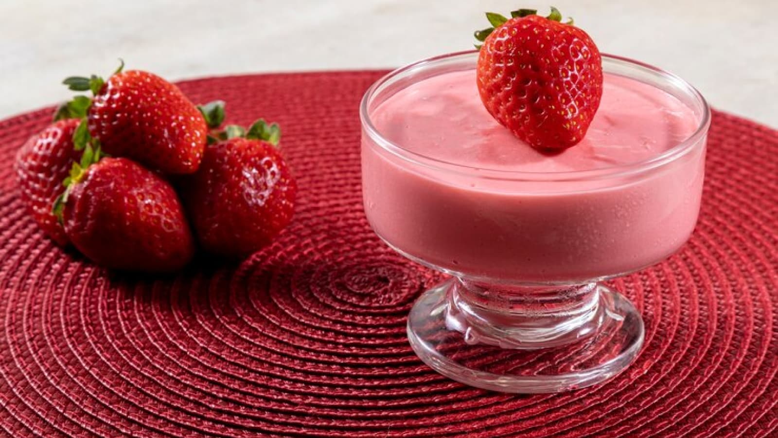 mousse de morango com morango em cima