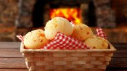 Pão de queijo light em uma cesta com lareira ao fundo