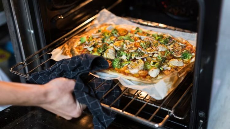 pizza de liquidificador sendo colocada no forno