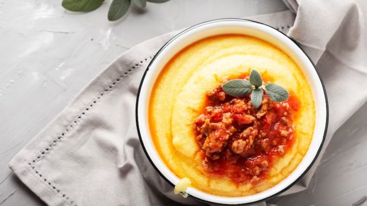 polenta em uma tigela com carne moída