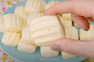 Mão segurando biscoitinho de limão