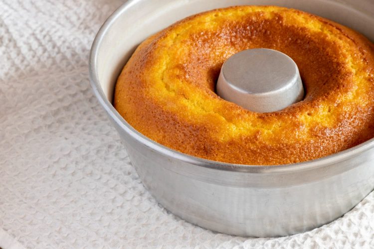 Bolo de cenoura sem liquidifcador em uma forma de alumínio