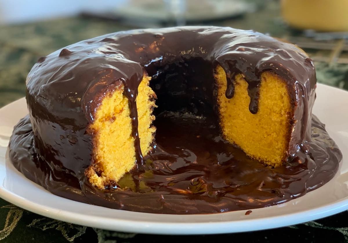 Bolo de cenoura com cobertura de chocolate