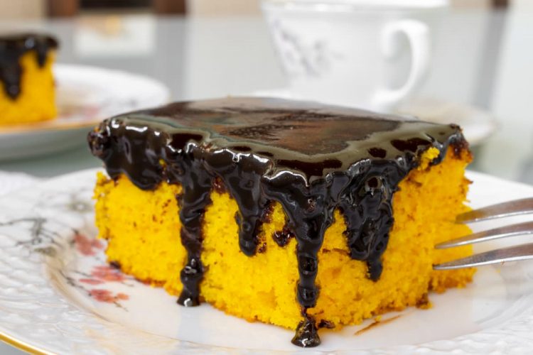 Bolo de cenoura com calda de chocolate