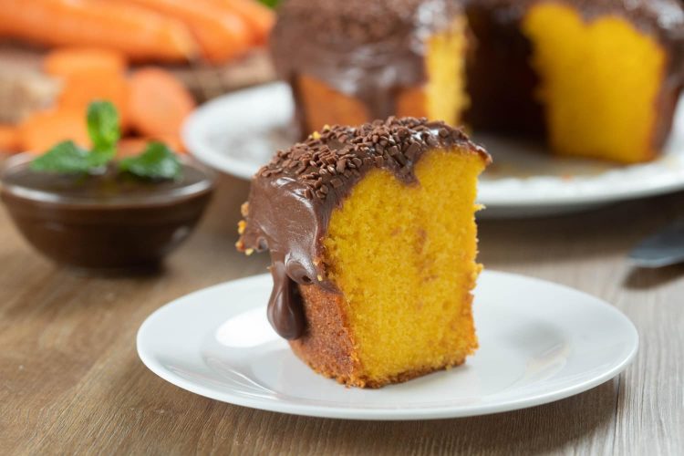 fatia de bolo de cenoura com cobertura de chocolate