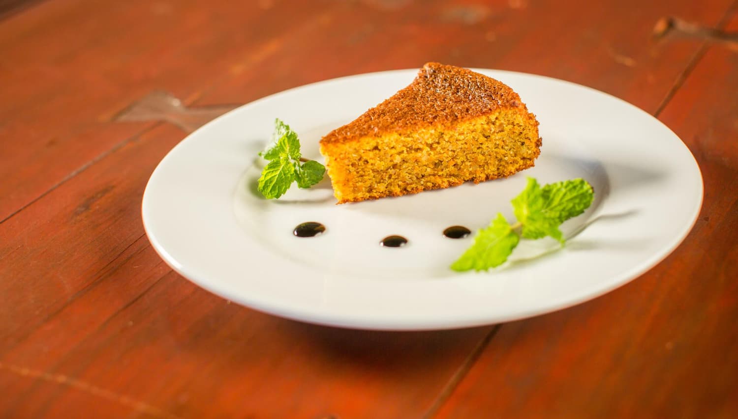 fatia de bolo de cenoura sem cobertura em um prato branco