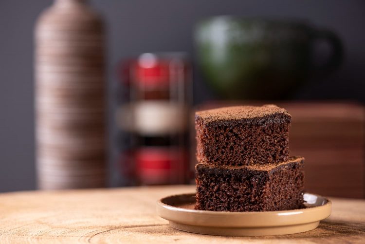 dois pedaços de bolo de chocolate cremoso