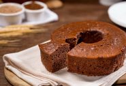 bolo de chocolate de liquidificador simples em cima de pano de prato