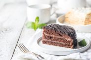 fatia de bolo de chocolate recheado com brigadeiro