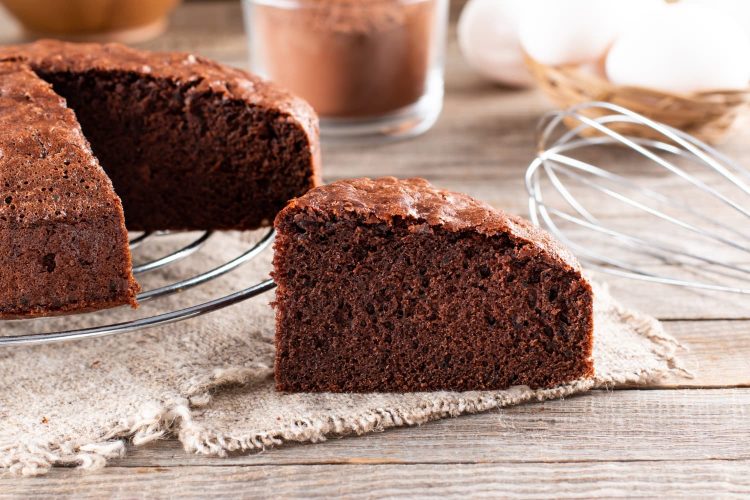 bolo de chocolate cortado sobre toalha